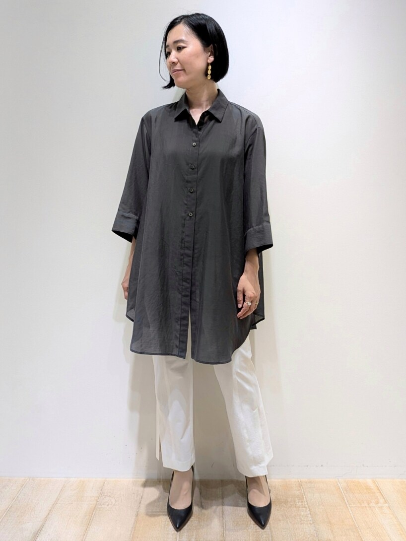 グレー系のシャツ/ブラウス、ホワイト系のその他パンツ、ベージュ系のタンクトップを着用したレディースの夏コーディネートの4枚目の写真