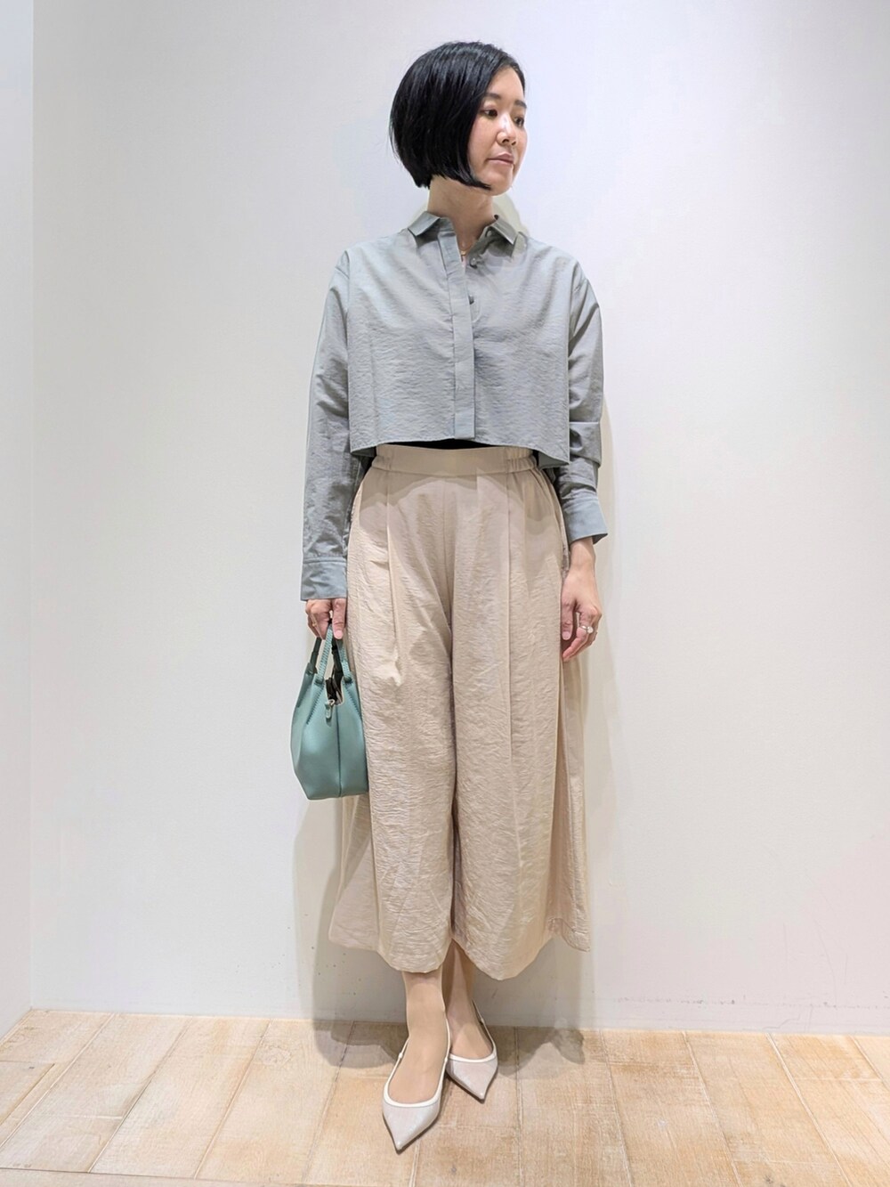 グリーン系のシャツ/ブラウス、ベージュ系のその他パンツを着用したレディースの夏コーディネートの4枚目の写真