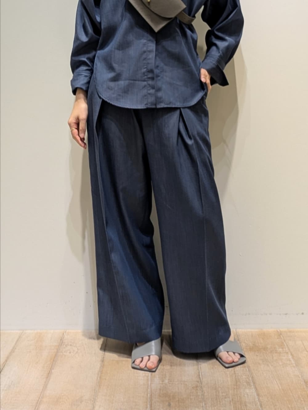 ブルー系のシャツ/ブラウス、ブルー系のその他パンツ、ブラウン系のショルダーバッグを着用したレディースの冬コーディネートの3枚目の写真