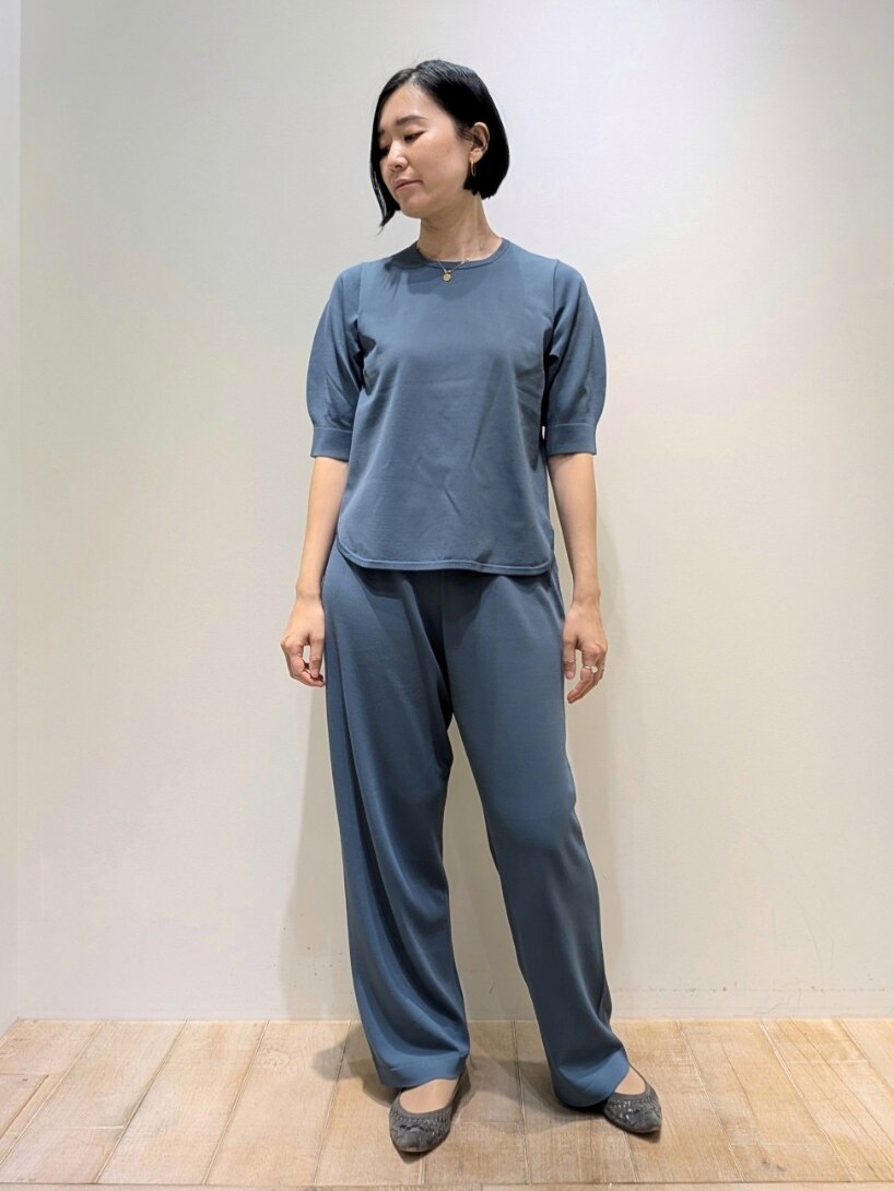 ブラック系のTシャツ/カットソー、グリーン系のその他パンツ、ホワイト系のカーディガン/ボレロを着用したレディースの春コーディネートの5枚目の写真