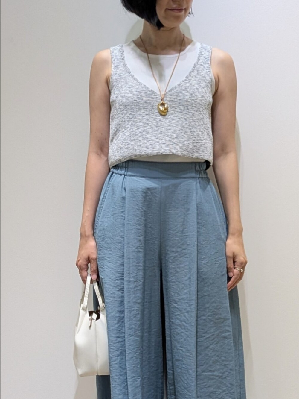 グリーン系のその他パンツ、グレー系のベスト、ホワイト系のタンクトップを着用したレディースの夏コーディネートの2枚目の写真