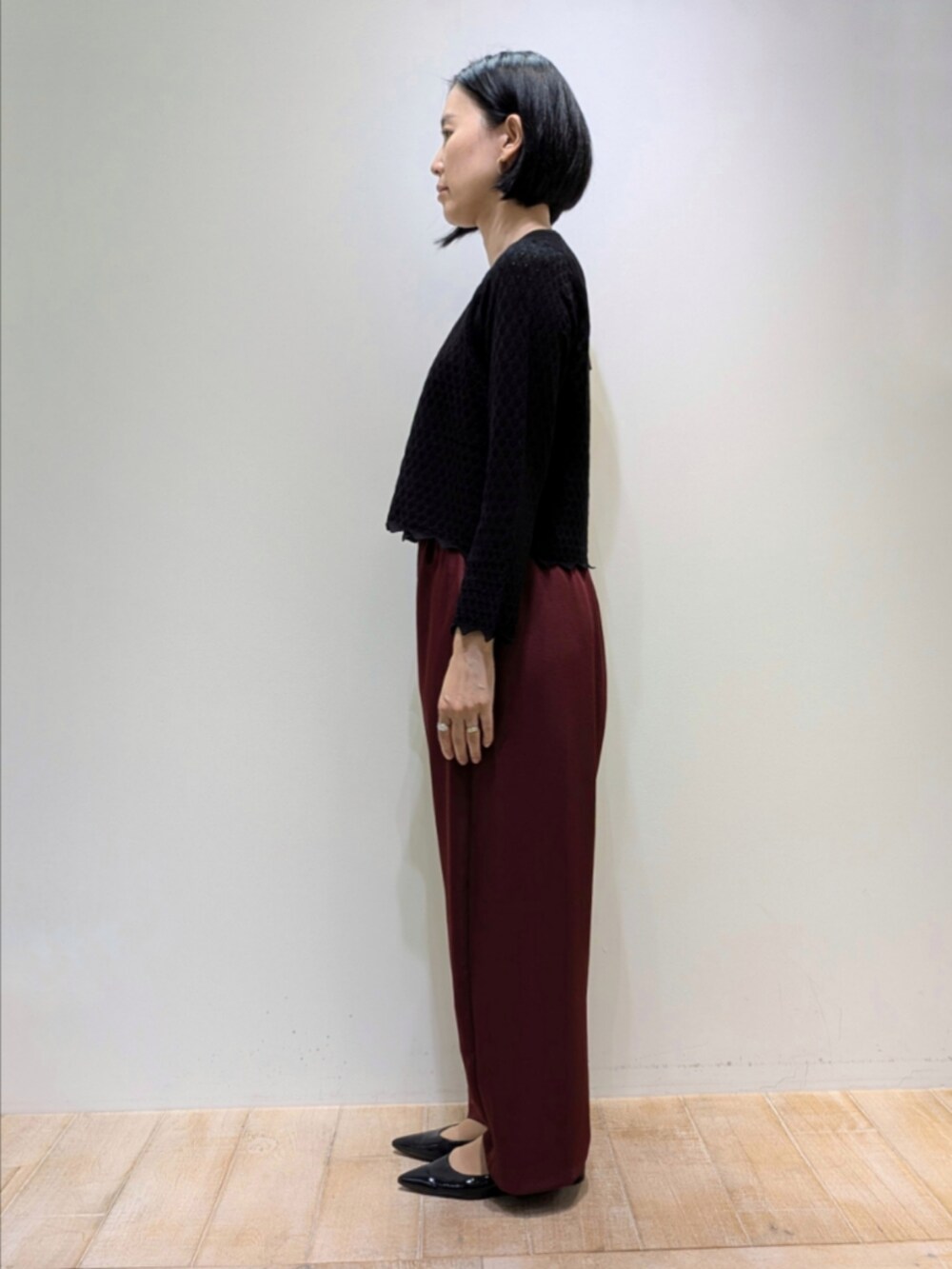 ブラック系のニット/セーター、レッド系のその他パンツを着用したレディースの秋コーディネートの4枚目の写真