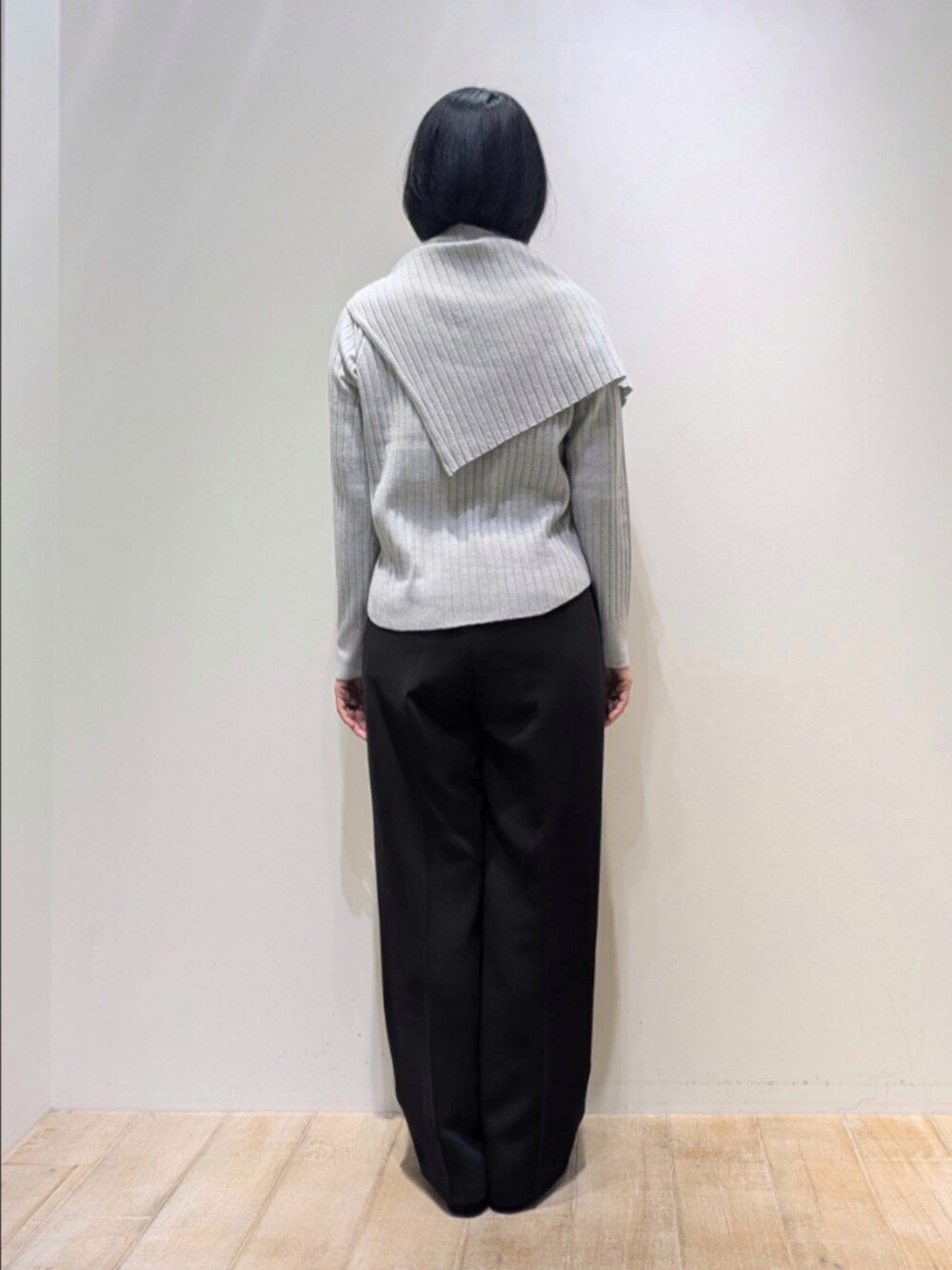 ブルー系のニット/セーター、ブラック系のその他パンツ、ブラウン系のショルダーバッグを着用したレディースの冬コーディネートの5枚目の写真