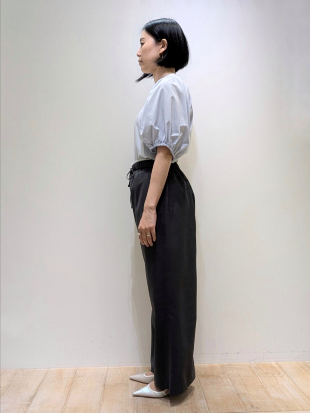 ブルー系のTシャツ/カットソー、グレー系のその他パンツを着用したレディースの夏コーディネートの3枚目の写真