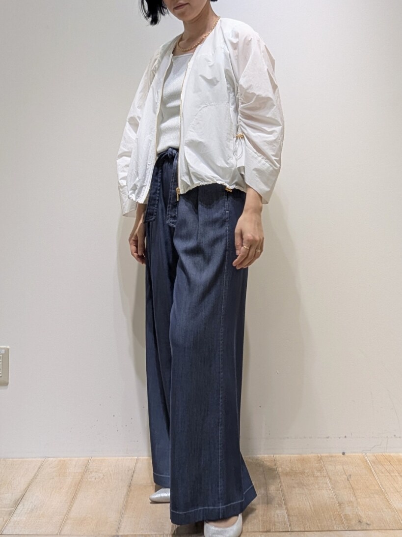 ブルー系のその他パンツ、グレー系のタンクトップ、ホワイト系のブルゾンを着用したレディースの春コーディネートの2枚目の写真
