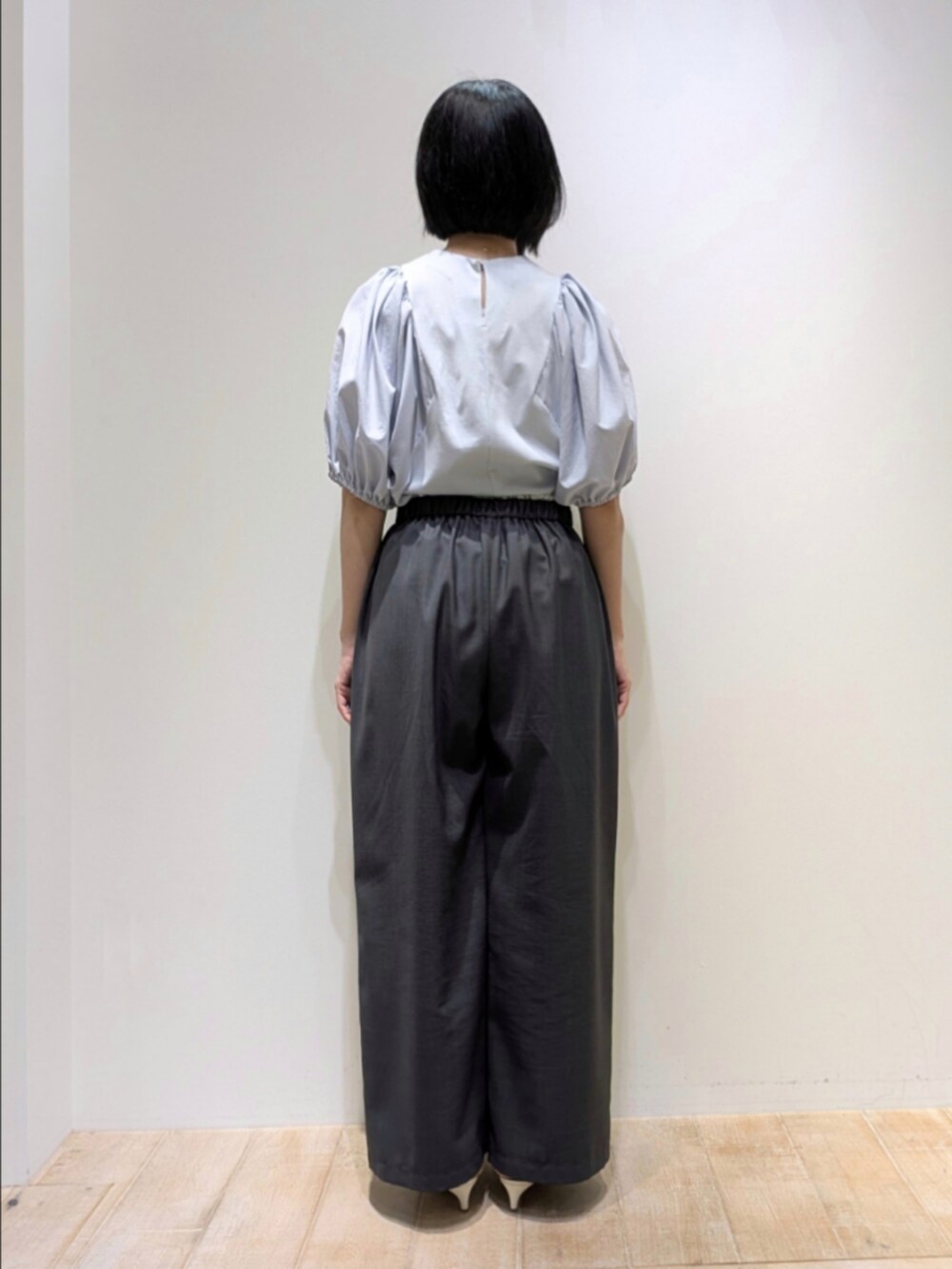 ブルー系のTシャツ/カットソー、グレー系のその他パンツを着用したレディースの夏コーディネートの4枚目の写真