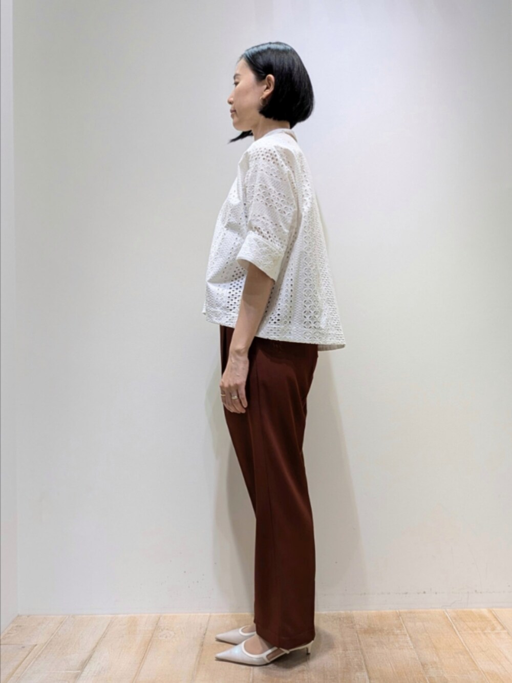 ホワイト系のシャツ/ブラウス、ブラウン系のその他パンツ、ゴールド系のネックレスを着用したレディースの夏コーディネートの4枚目の写真