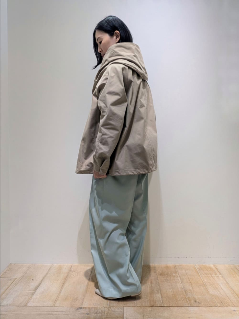 グリーン系のその他パンツ、ホワイト系のTシャツ/カットソー、ベージュ系のブルゾンを着用したレディースの冬コーディネートの4枚目の写真