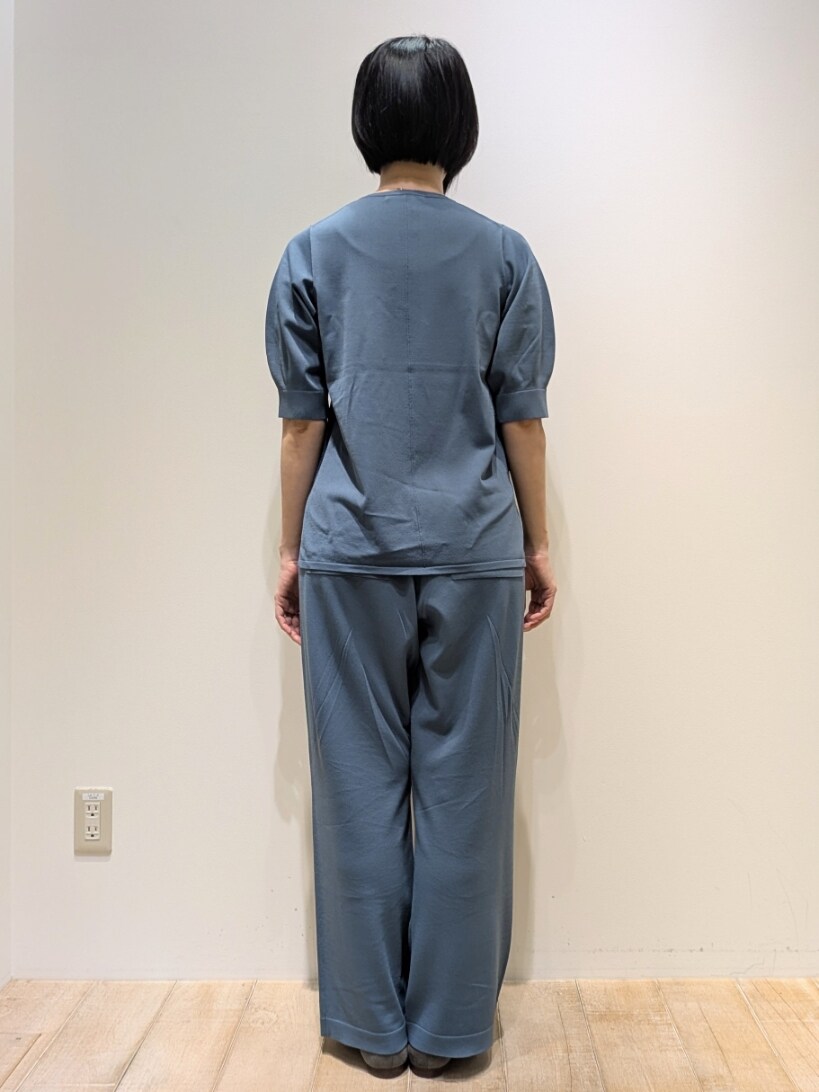 ブラック系のTシャツ/カットソー、グリーン系のその他パンツ、ホワイト系のカーディガン/ボレロを着用したレディースの春コーディネートの3枚目の写真