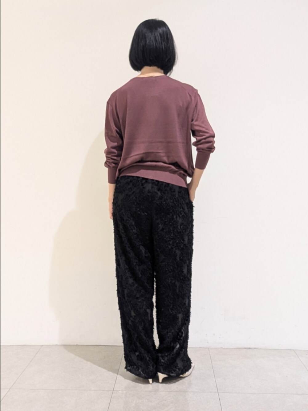 ブラック系のその他パンツ、レッド系のカーディガン/ボレロ、シルバー系のネックレスを着用したレディースの夏コーディネートの5枚目の写真