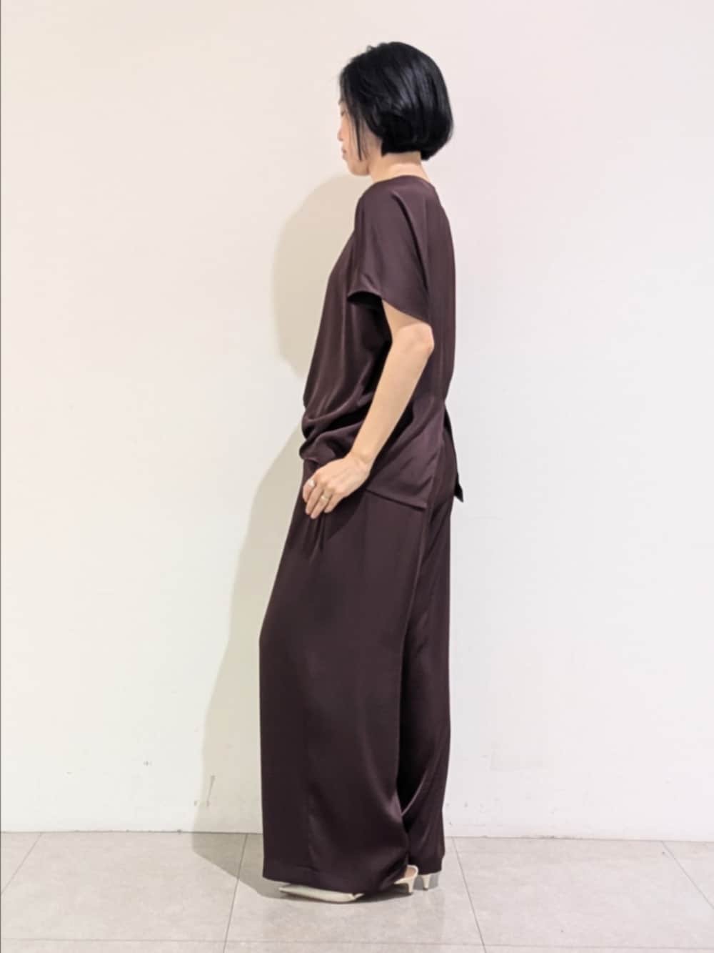 レッド系のシャツ/ブラウス、レッド系のその他パンツを着用したレディースの夏コーディネートの4枚目の写真