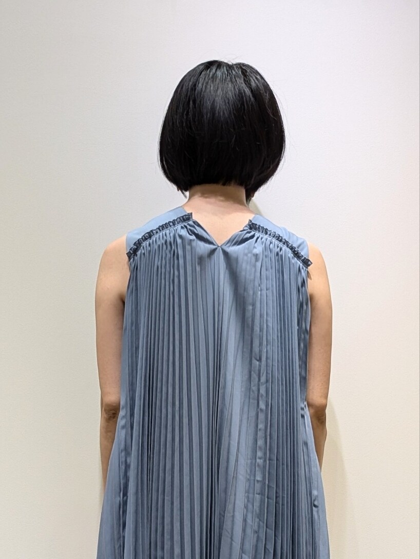 ブルー系のワンピースを着用したレディースの夏コーディネートの3枚目の写真