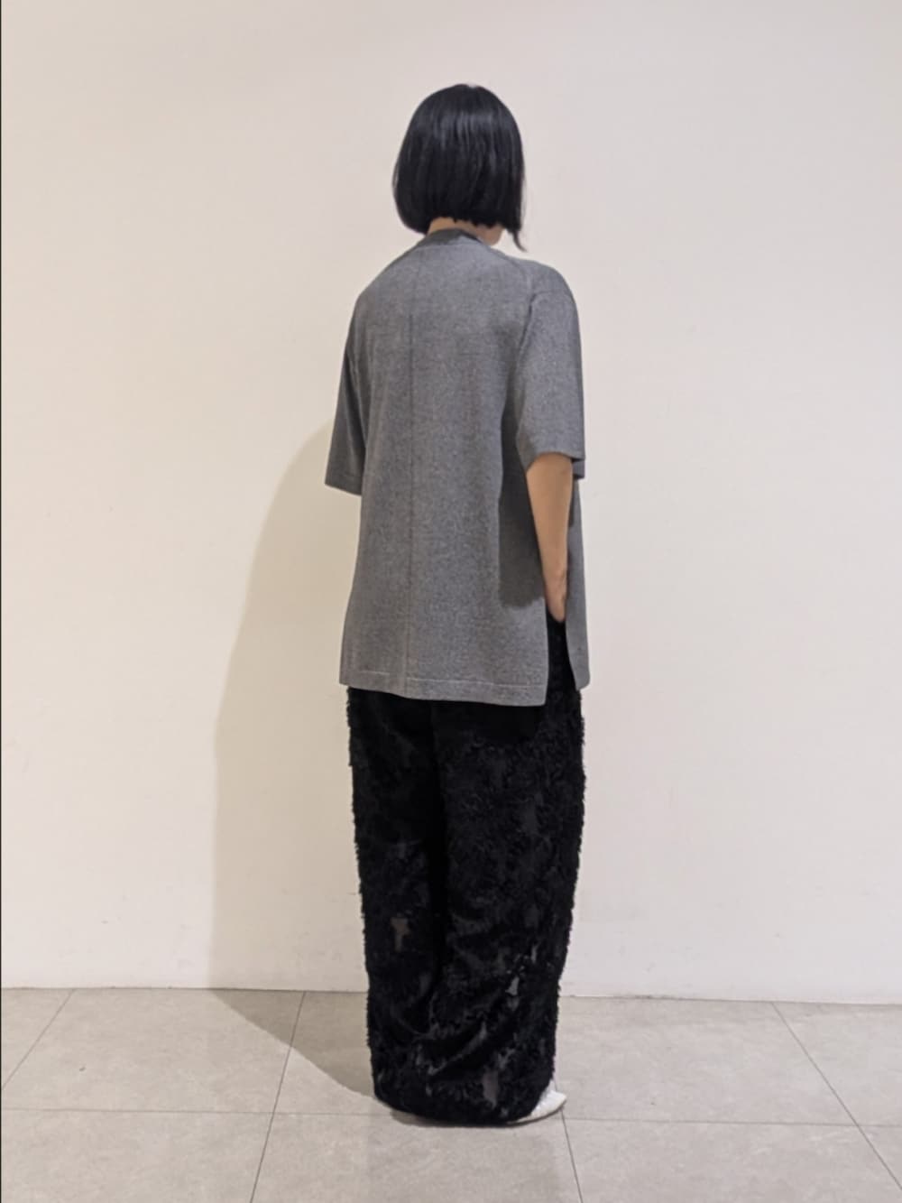 グレー系のテーラードジャケット、グレー系のTシャツ/カットソー、ブラック系のその他パンツを着用したレディースの夏コーディネートの5枚目の写真