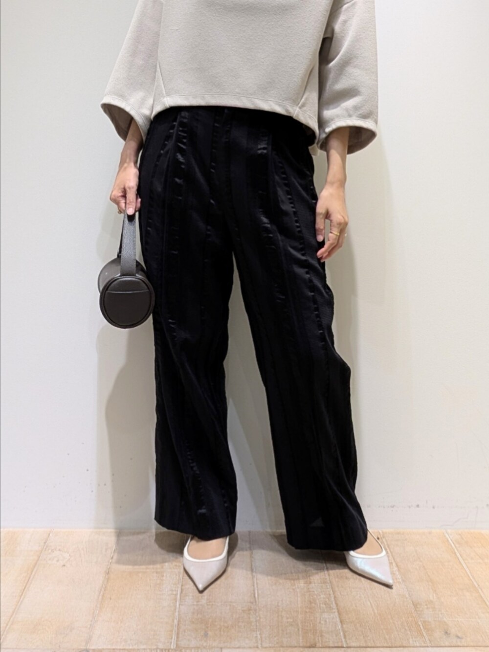 ブラック系のその他パンツ、ベージュ系のTシャツ/カットソーを着用したレディースの秋コーディネートの3枚目の写真