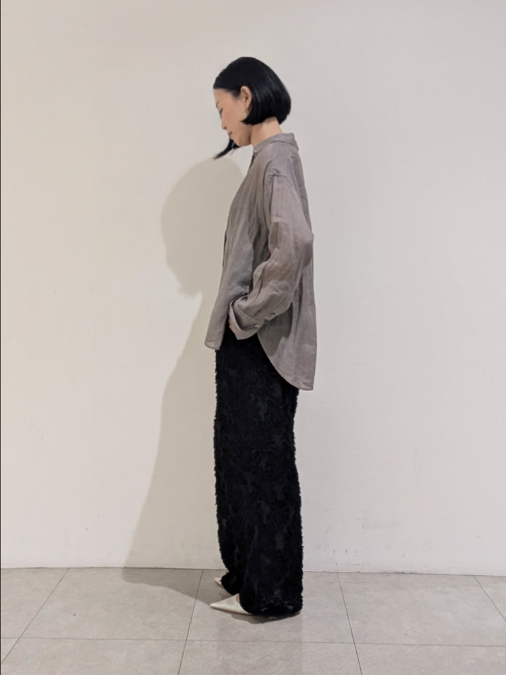 ブラウン系のシャツ/ブラウス、ブラック系のその他パンツ、ゴールド系のネックレスを着用したレディースの夏コーディネートの4枚目の写真