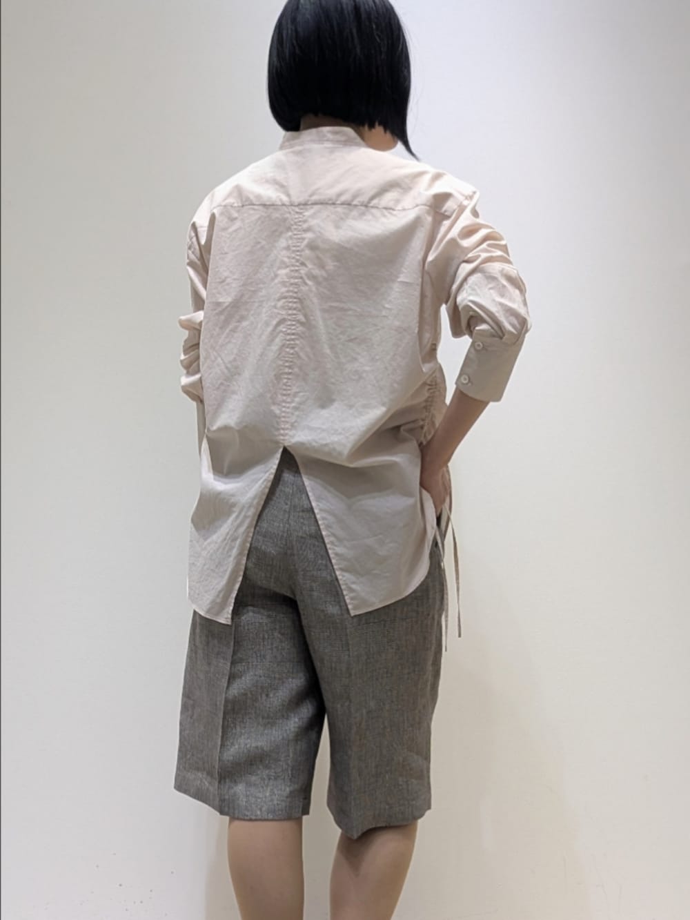 ピンク系のシャツ/ブラウス、ベージュ系のその他パンツを着用したレディースの春コーディネートの5枚目の写真