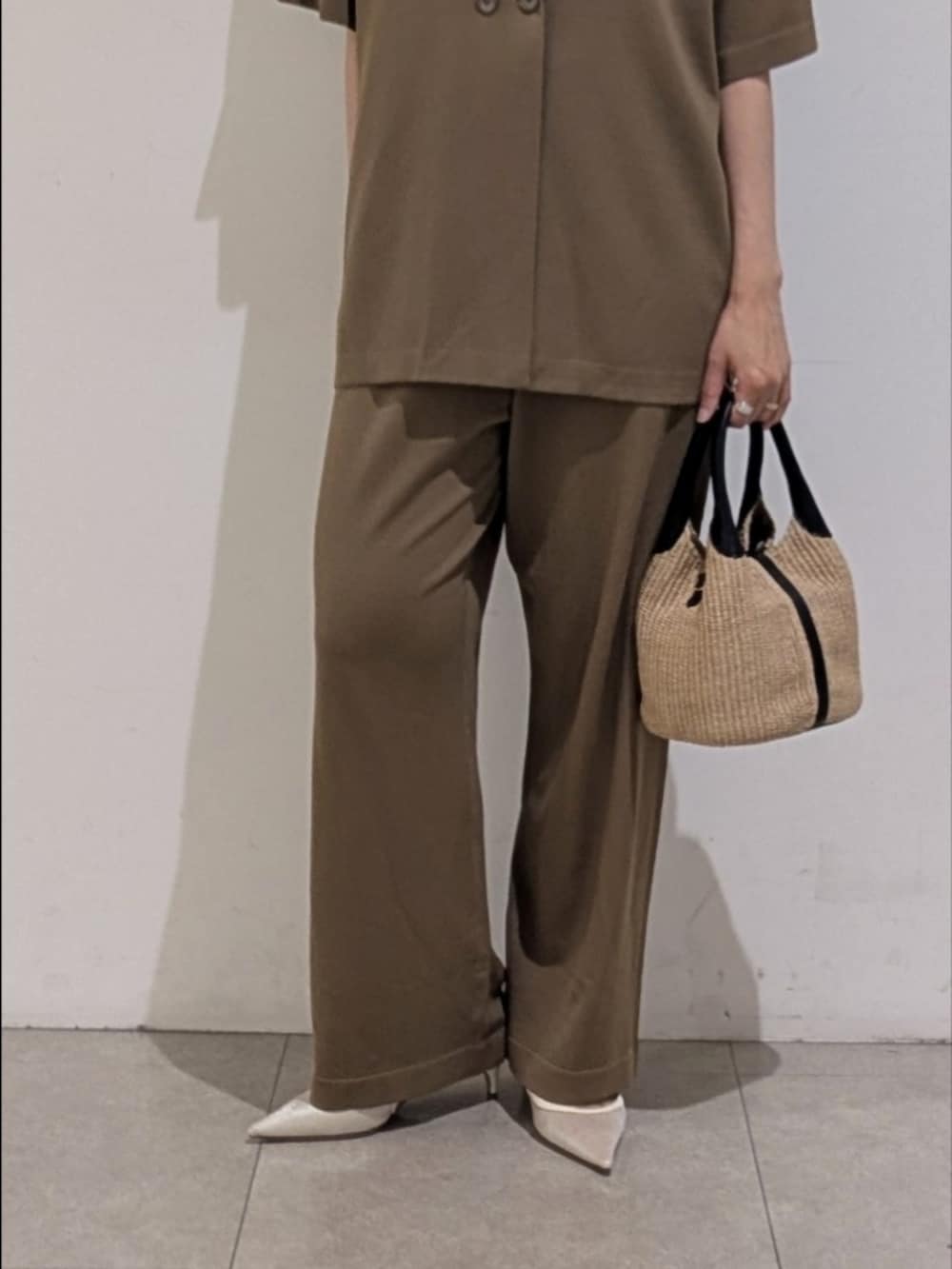 ベージュ系のその他パンツ、ベージュ系のテーラードジャケット、ホワイト系のタンクトップを着用したレディースの夏コーディネートの3枚目の写真