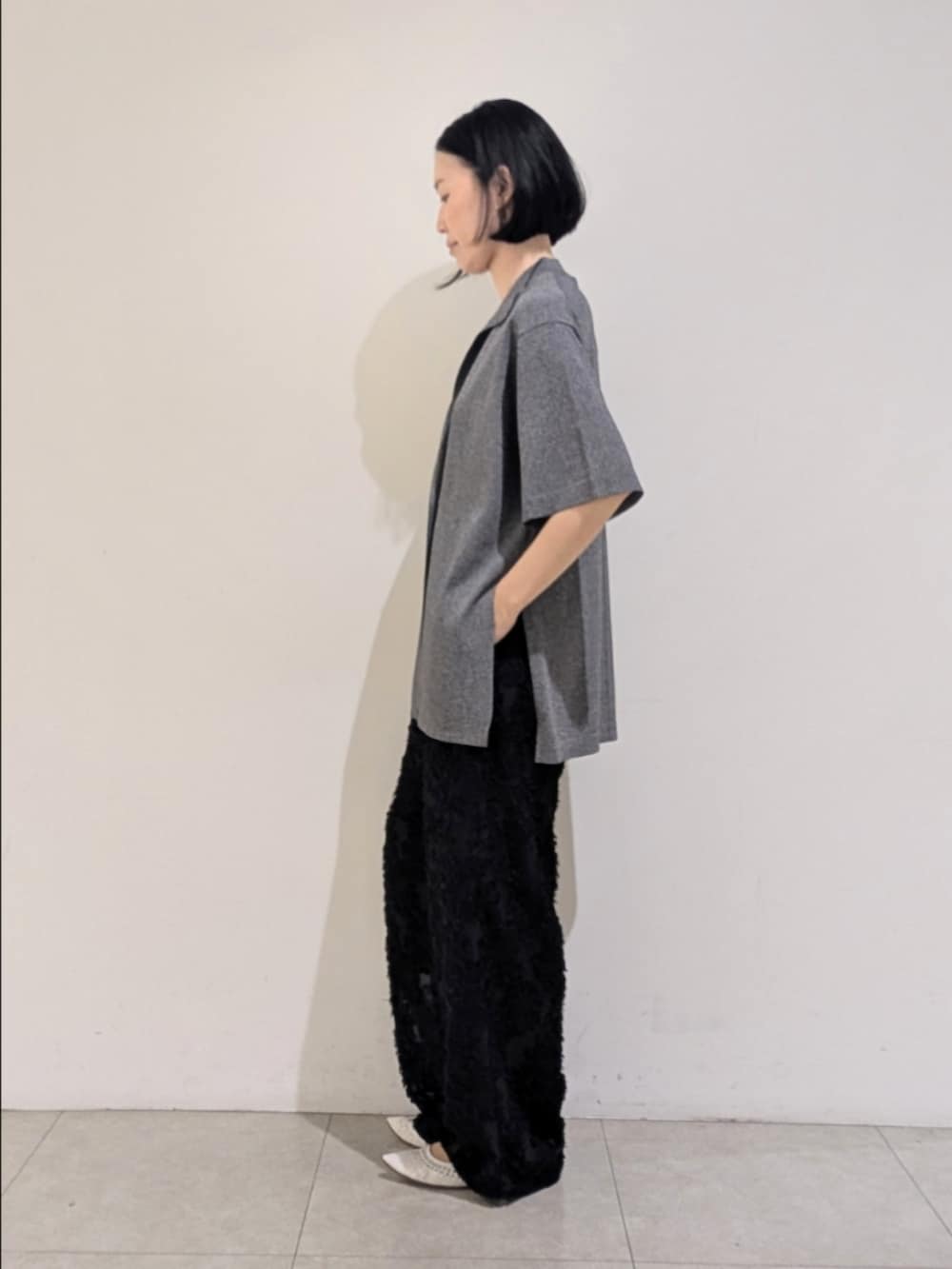 グレー系のテーラードジャケット、グレー系のTシャツ/カットソー、ブラック系のその他パンツを着用したレディースの夏コーディネートの4枚目の写真
