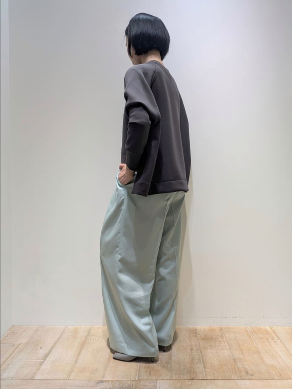 グリーン系のその他パンツ、グレー系のスウェット、ホワイト系のショルダーバッグを着用したレディースの冬コーディネートの5枚目の写真