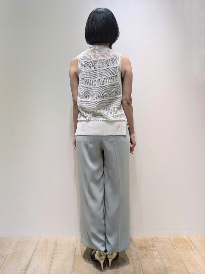 ホワイト系のニット/セーター、ブルー系のスラックスを着用したレディースの夏コーディネートの3枚目の写真