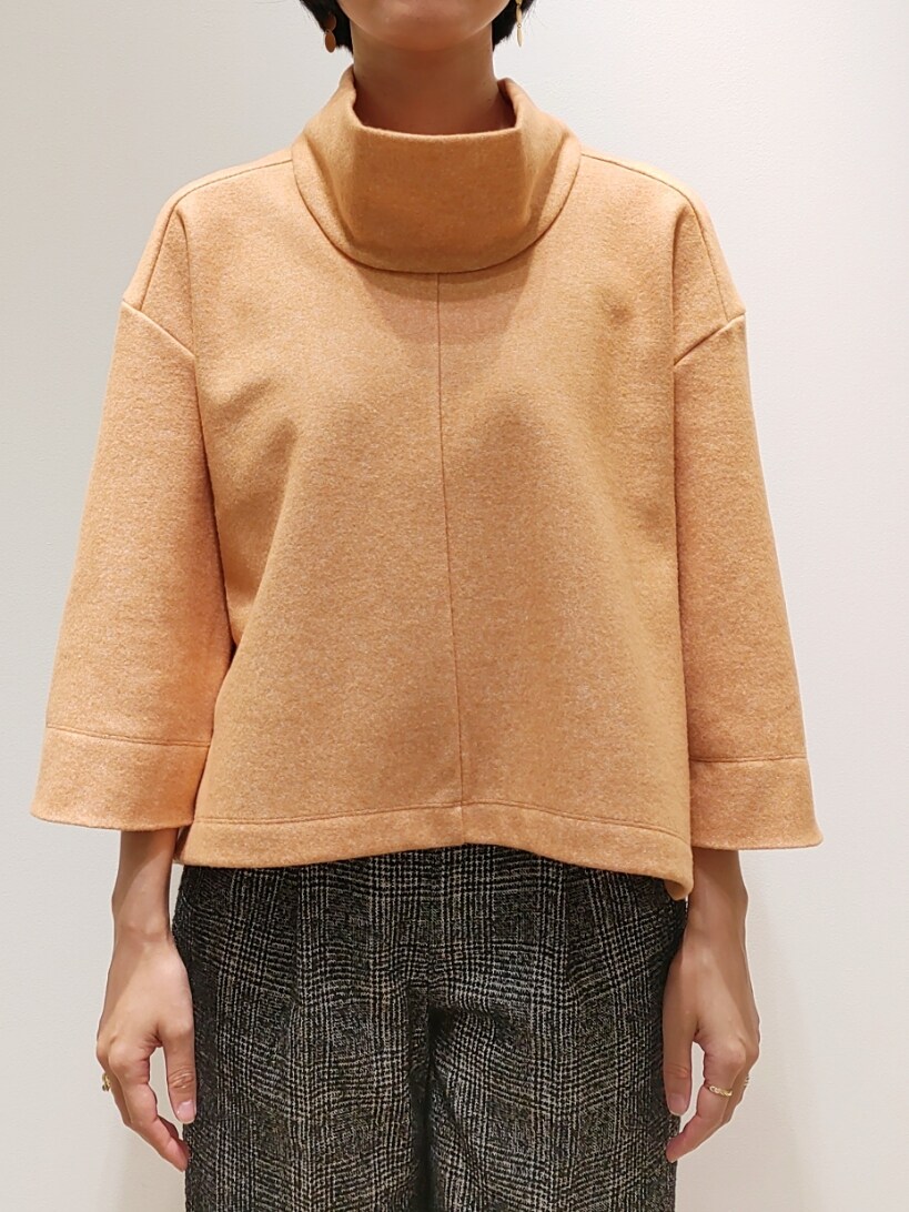 オレンジ系のTシャツ/カットソー、ブラック系のその他パンツを着用したレディースの秋コーディネートの2枚目の写真