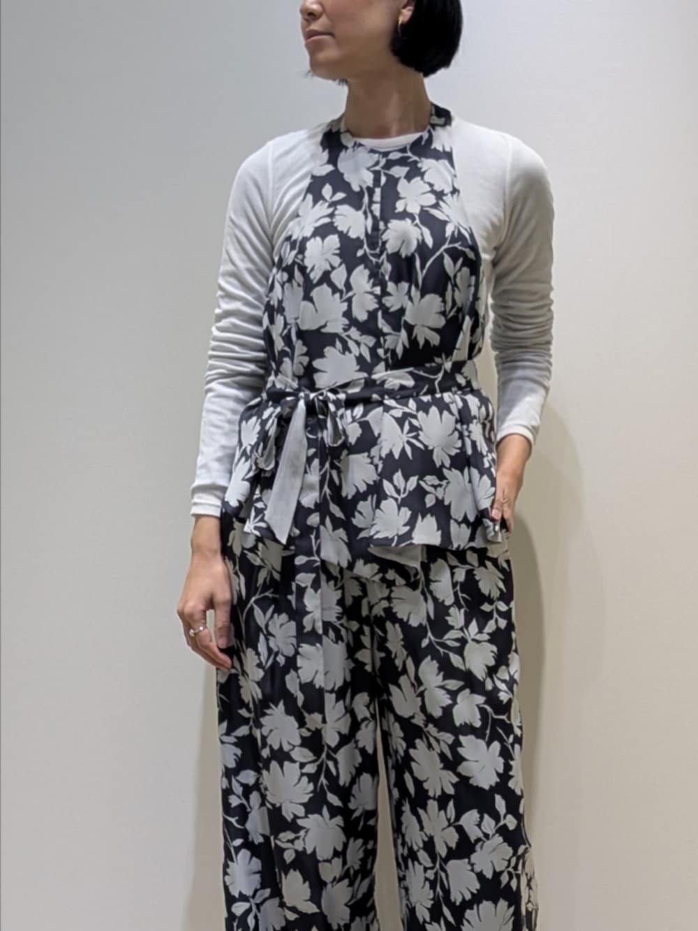 ホワイト系のTシャツ/カットソー、グレー系のベスト、グレー系のその他パンツを着用したレディースの冬コーディネートの2枚目の写真