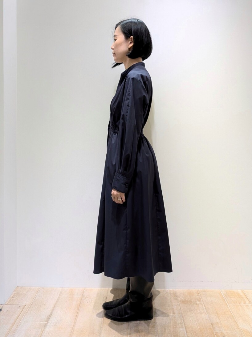 ブルー系のワンピースを着用したレディースの秋コーディネートの2枚目の写真