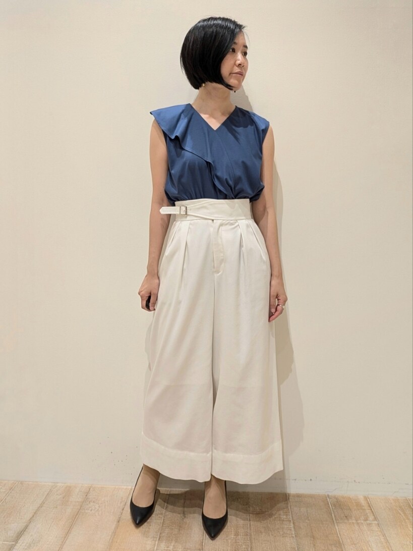 ブルー系のシャツ/ブラウス、ホワイト系のその他パンツを着用したレディースの夏コーディネートの2枚目の写真