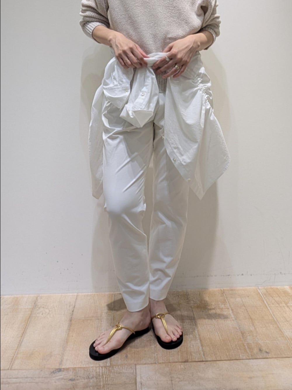 ベージュ系のニット/セーター、ホワイト系のその他パンツ、ホワイト系のシャツ/ブラウスを着用したレディースの春コーディネートの3枚目の写真