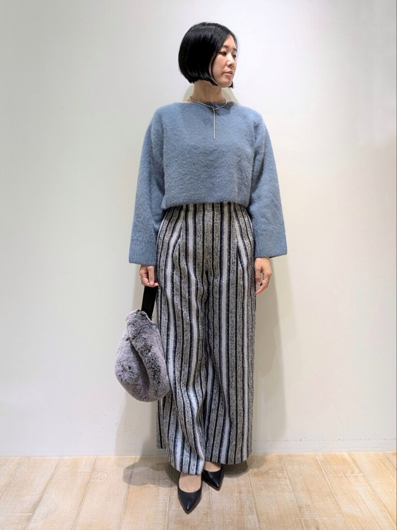 ブルー系のニット/セーター、ブルー系のその他パンツを着用したレディースの冬コーディネートの4枚目の写真