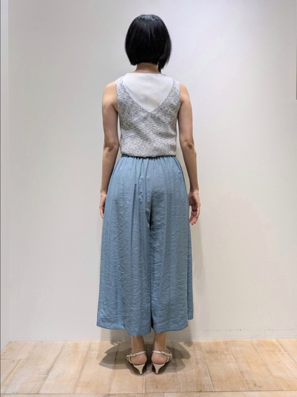 グリーン系のその他パンツ、グレー系のベスト、ホワイト系のタンクトップを着用したレディースの夏コーディネートの4枚目の写真