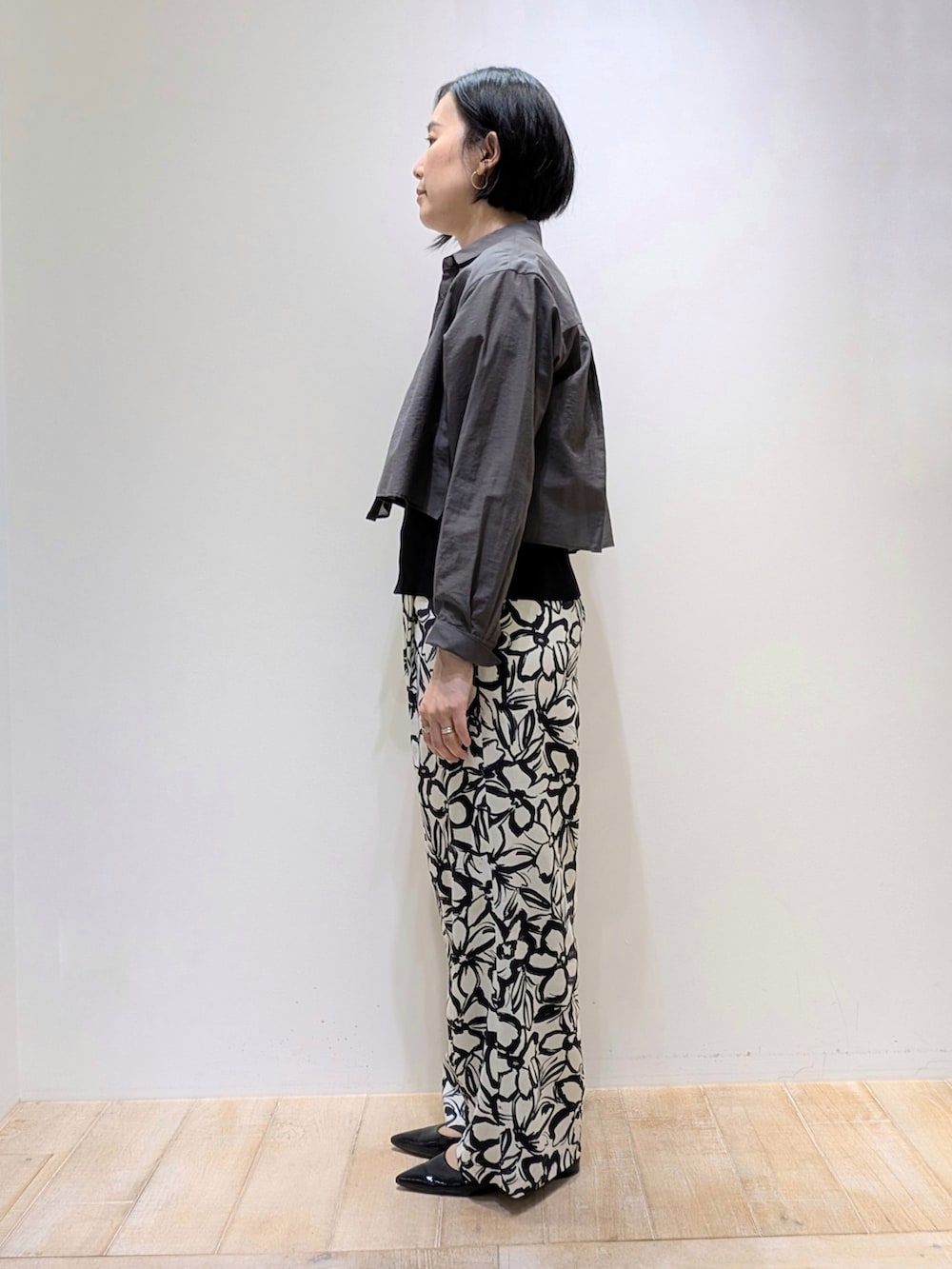 「qualite、カリテ(qualite)、シャツ、シャツスタイル、パンツ、パンツスタイル、パンツコーデ、フラワー、フラワープリント、骨格ウェーブ、ブルベ夏」｜「qualiteのリネンライクペインティングプリントパンツ/ワイドパンツ（その他パンツ、その他）」を使った、Chieさん（レディース・164cm）の夏コーディネートの3枚目の写真