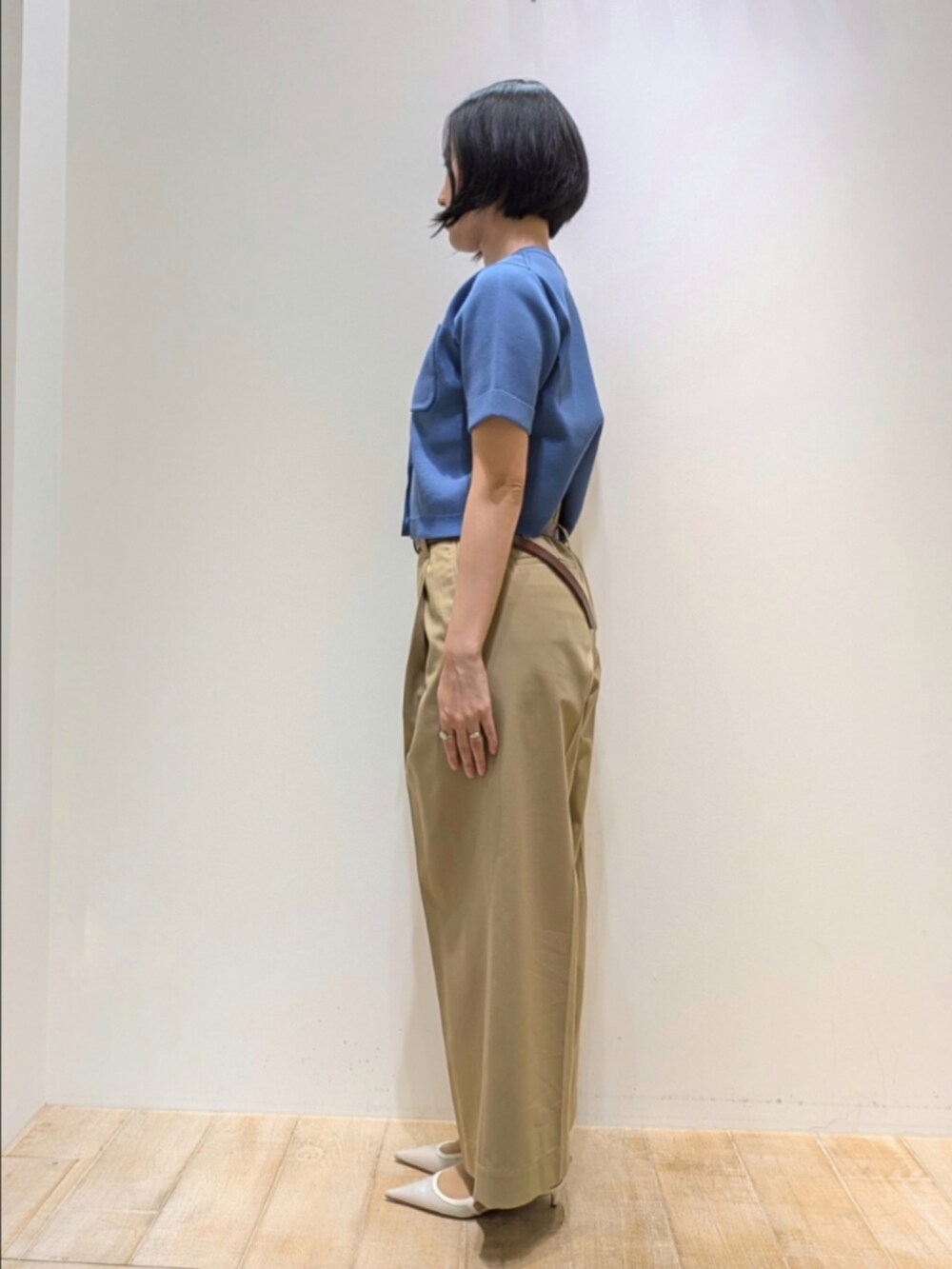 ベージュ系のその他パンツ、ブラウン系のTシャツ/カットソーを着用したレディースの夏コーディネートの4枚目の写真