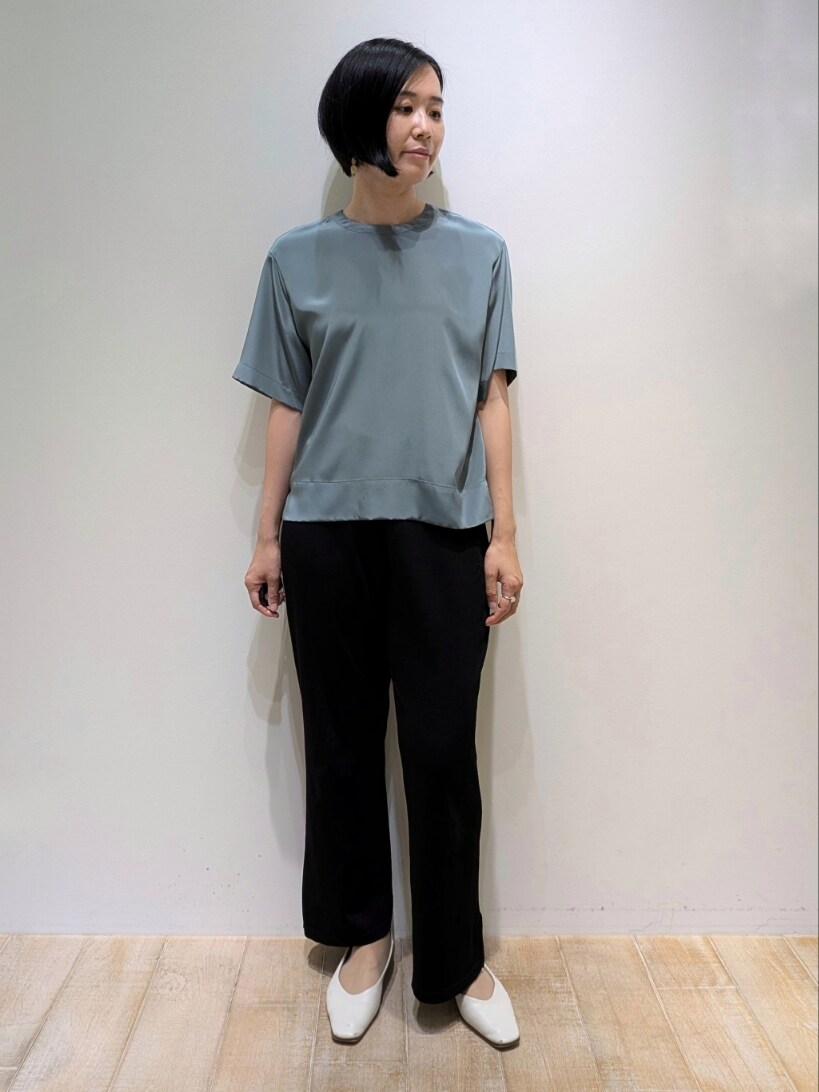 グリーン系のTシャツ/カットソー、ブラック系のその他パンツを着用したレディースの夏コーディネートの2枚目の写真