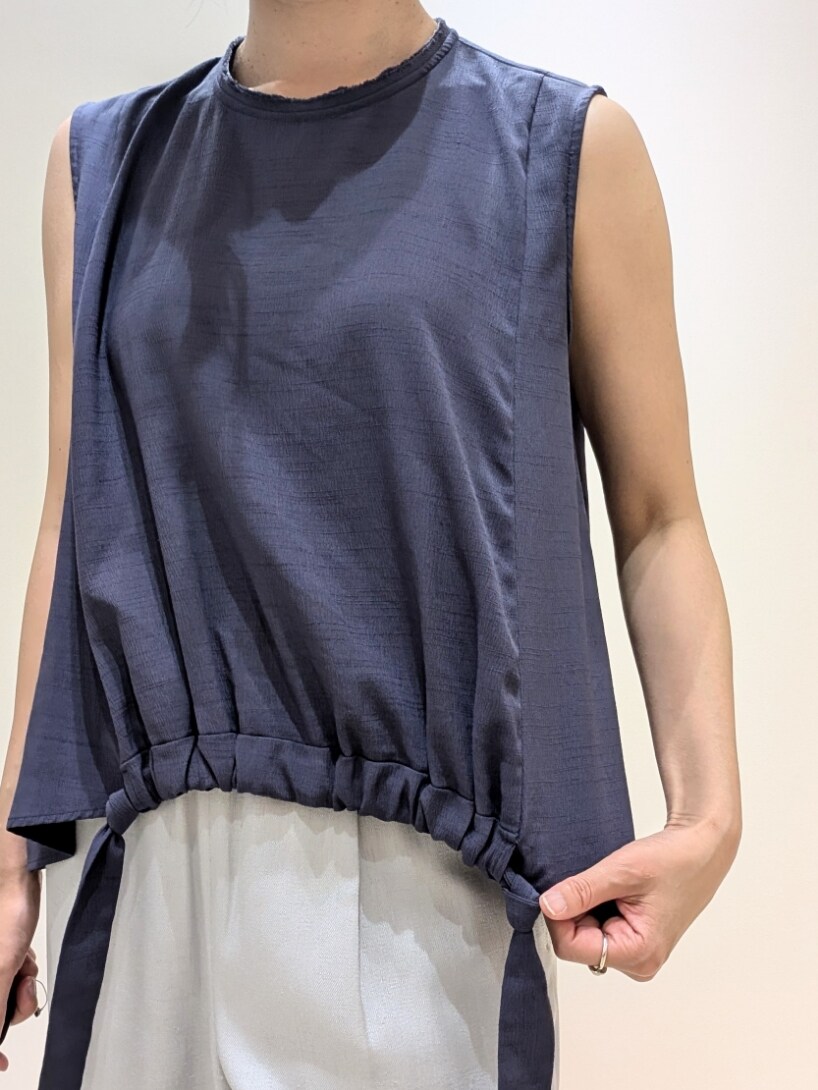 パープル系のシャツ/ブラウス、ブルー系のその他パンツ、グレー系のカーディガン/ボレロを着用したレディースの夏コーディネートの5枚目の写真