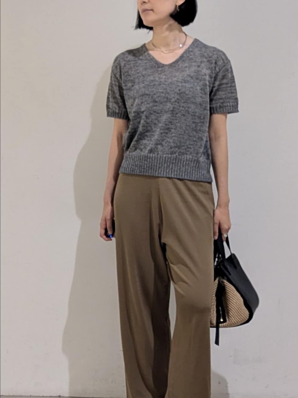 グレー系のニット/セーター、ベージュ系のその他パンツ、シルバー系のチョーカーを着用したレディースの夏コーディネートの2枚目の写真