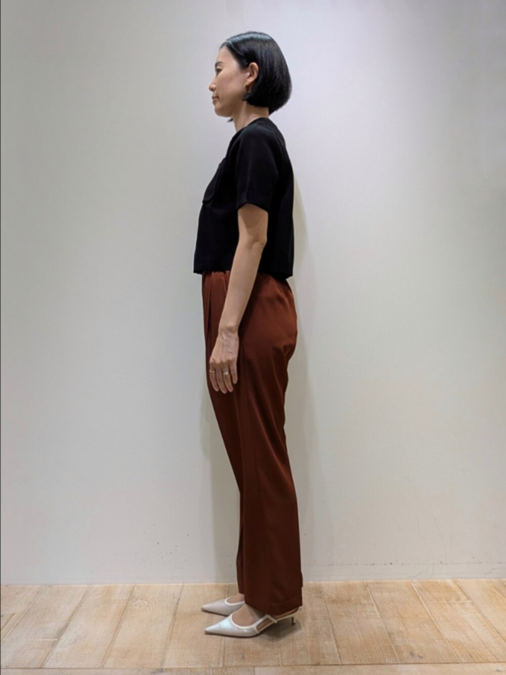ブラック系のTシャツ/カットソー、ブラウン系のその他パンツを着用したレディースの秋コーディネートの4枚目の写真