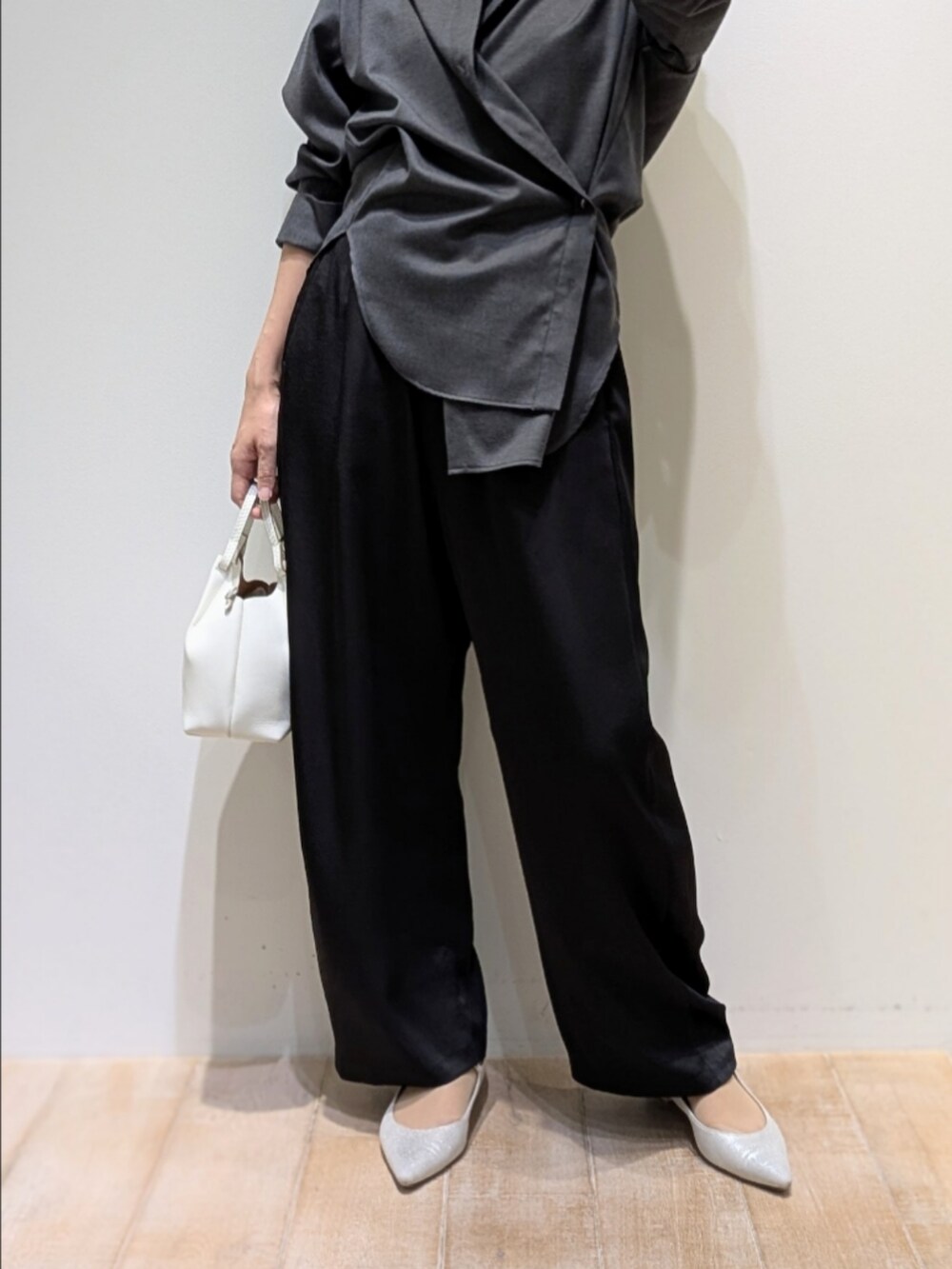 グレー系のシャツ/ブラウス、ブラック系のその他パンツを着用したレディースの秋コーディネートの3枚目の写真