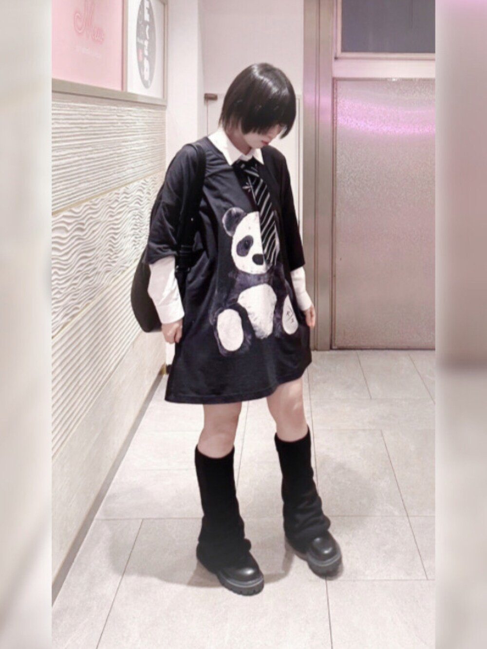 ブラック系のTシャツ/カットソーを着用したレディースの冬コーディネートの2枚目の写真