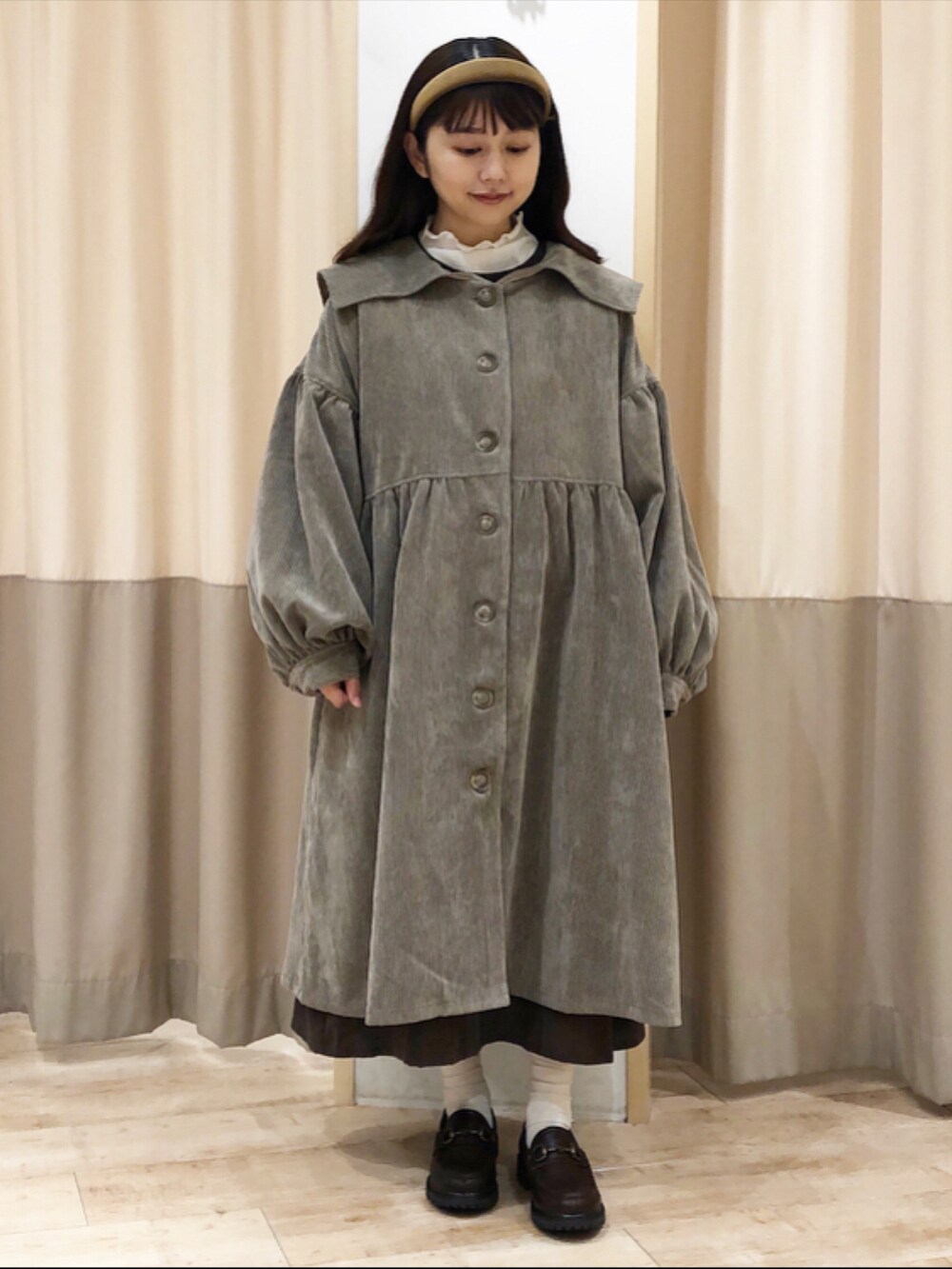 ブラウン系のその他アウター、ホワイト系のTシャツ/カットソー、グレー系のワンピースを着用したレディースの秋コーディネートの2枚目の写真