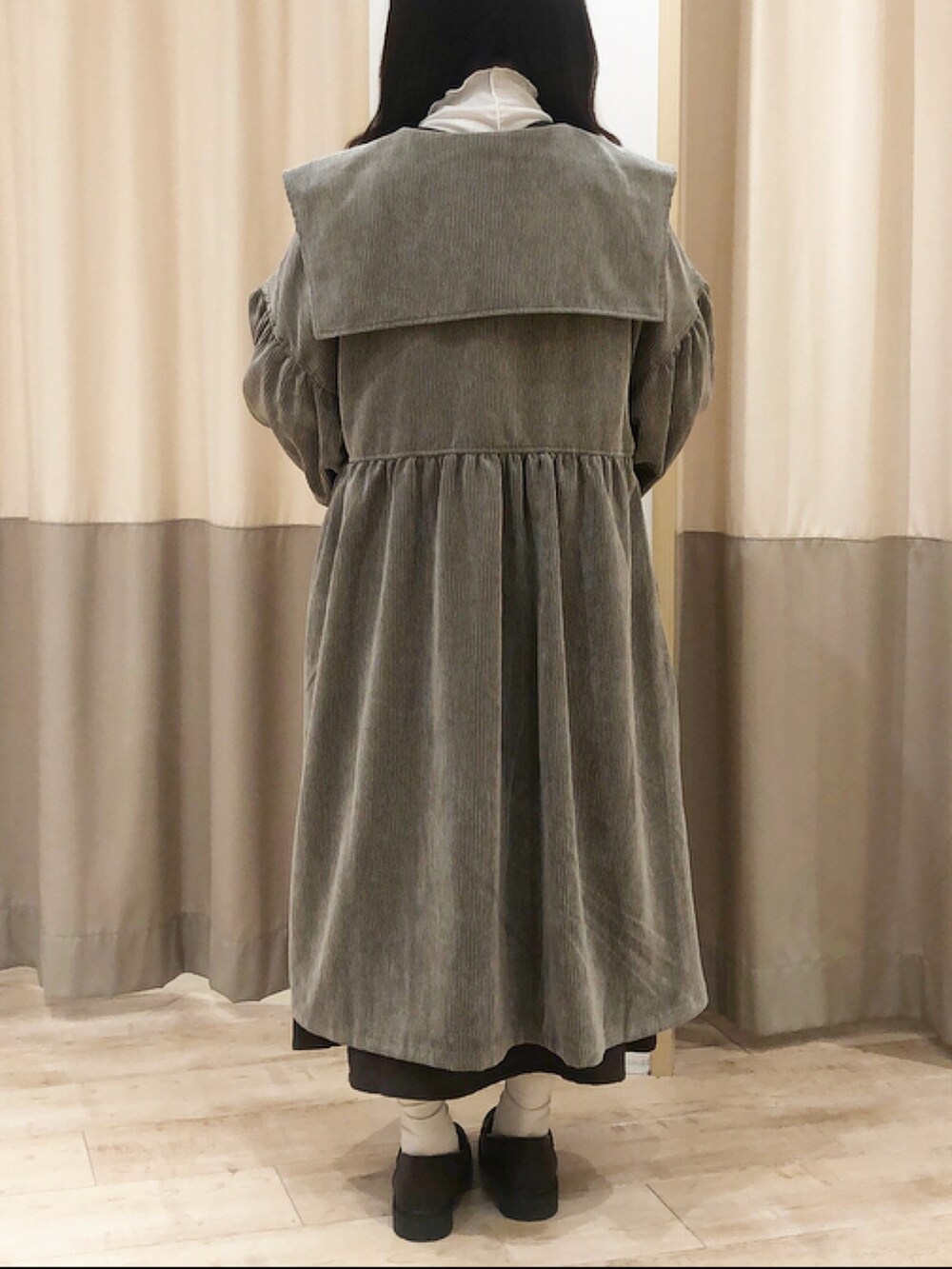 ブラウン系のその他アウター、ホワイト系のTシャツ/カットソー、グレー系のワンピースを着用したレディースの秋コーディネートの4枚目の写真