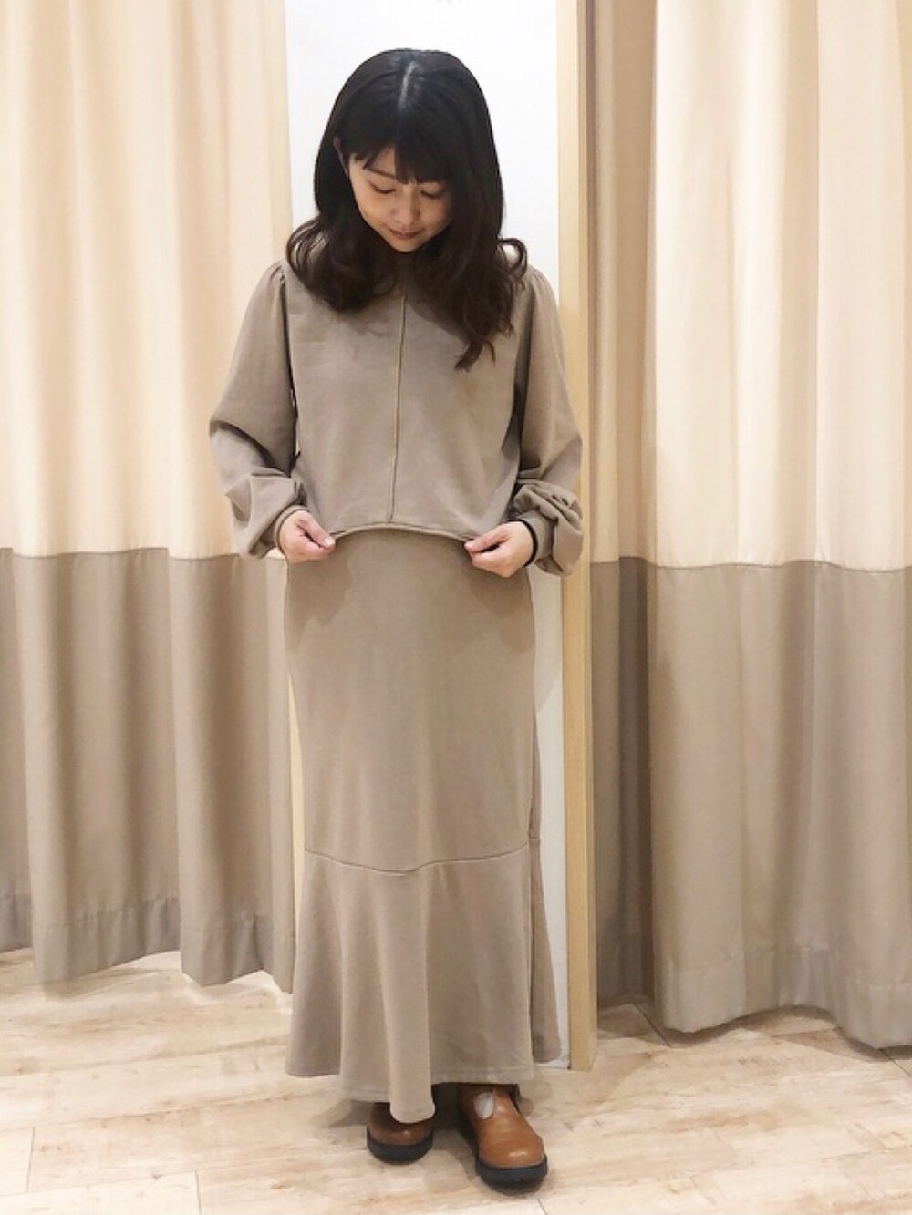 ホワイト系のその他アウター、ベージュ系のTシャツ/カットソー、ベージュ系のスカートを着用したレディースの冬コーディネートの2枚目の写真
