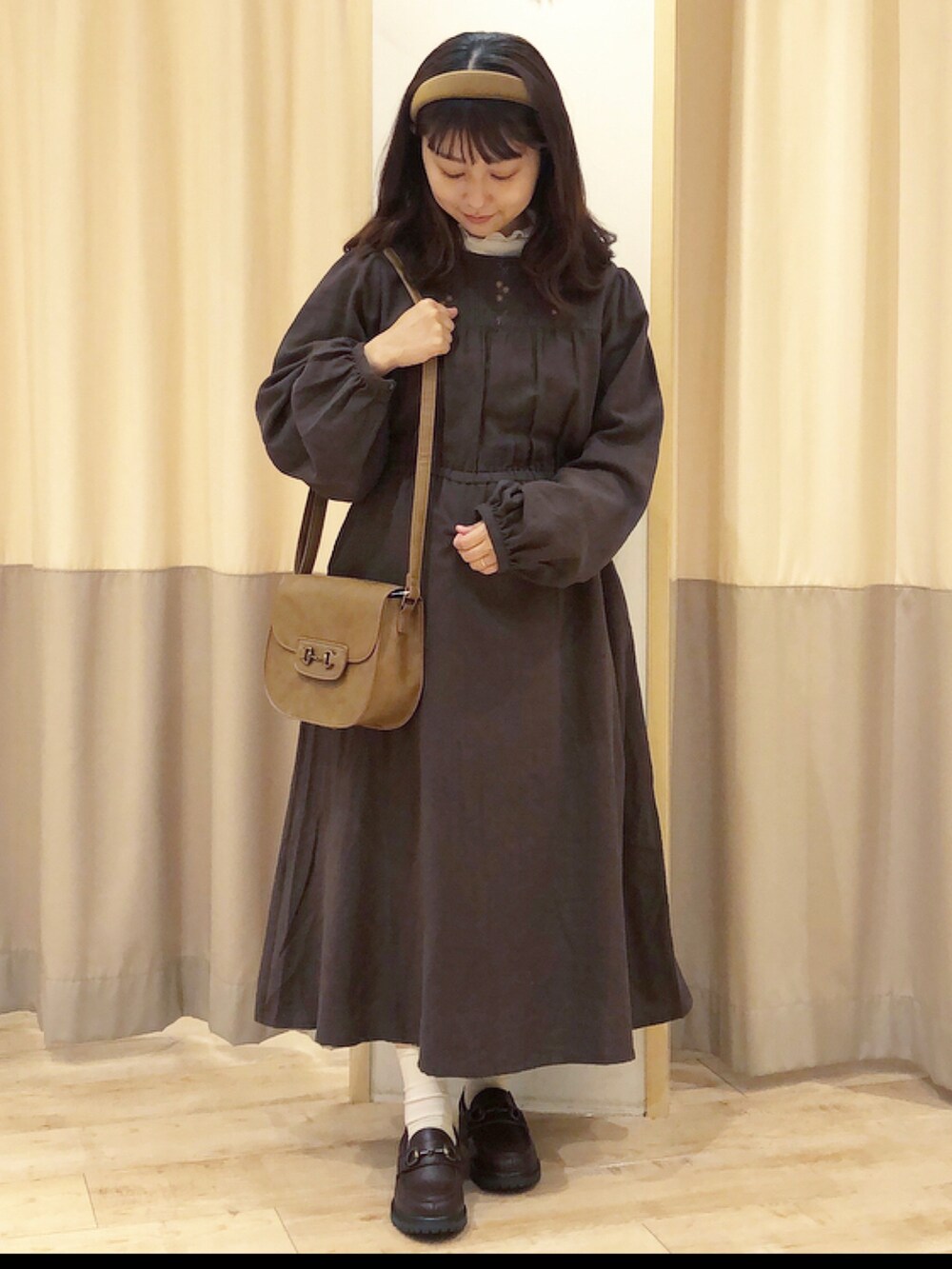 ブラウン系のその他アウター、ホワイト系のTシャツ/カットソー、グレー系のワンピースを着用したレディースの秋コーディネートの3枚目の写真