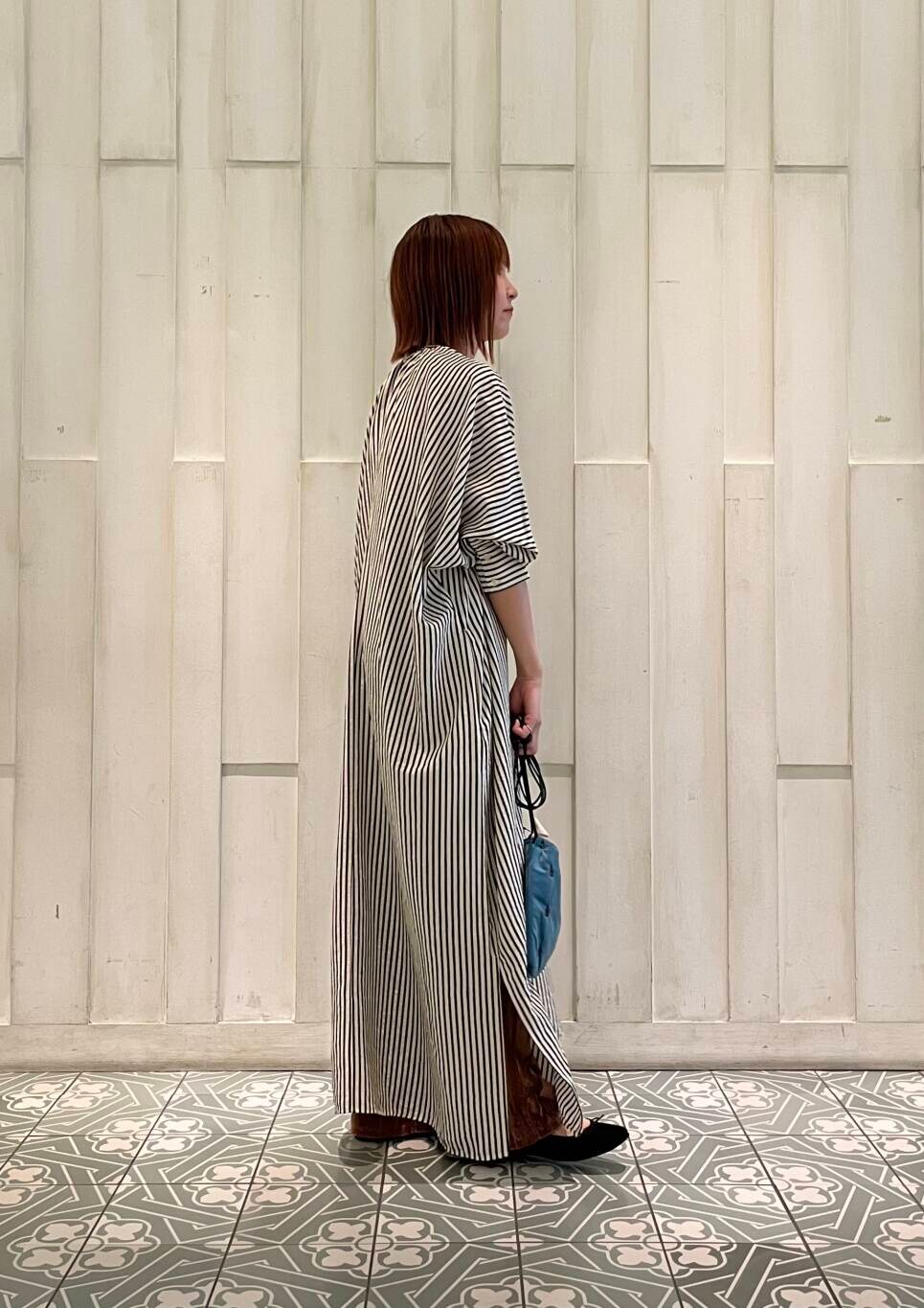 ブラック系のバレエシューズ、ブルー系のショルダーバッグ、ベージュ系のワンピースを着用したレディースの秋コーディネートの5枚目の写真