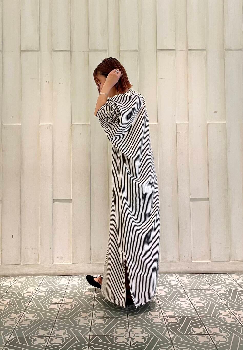 ブラック系のバレエシューズ、ブルー系のショルダーバッグ、ベージュ系のワンピースを着用したレディースの秋コーディネートの3枚目の写真