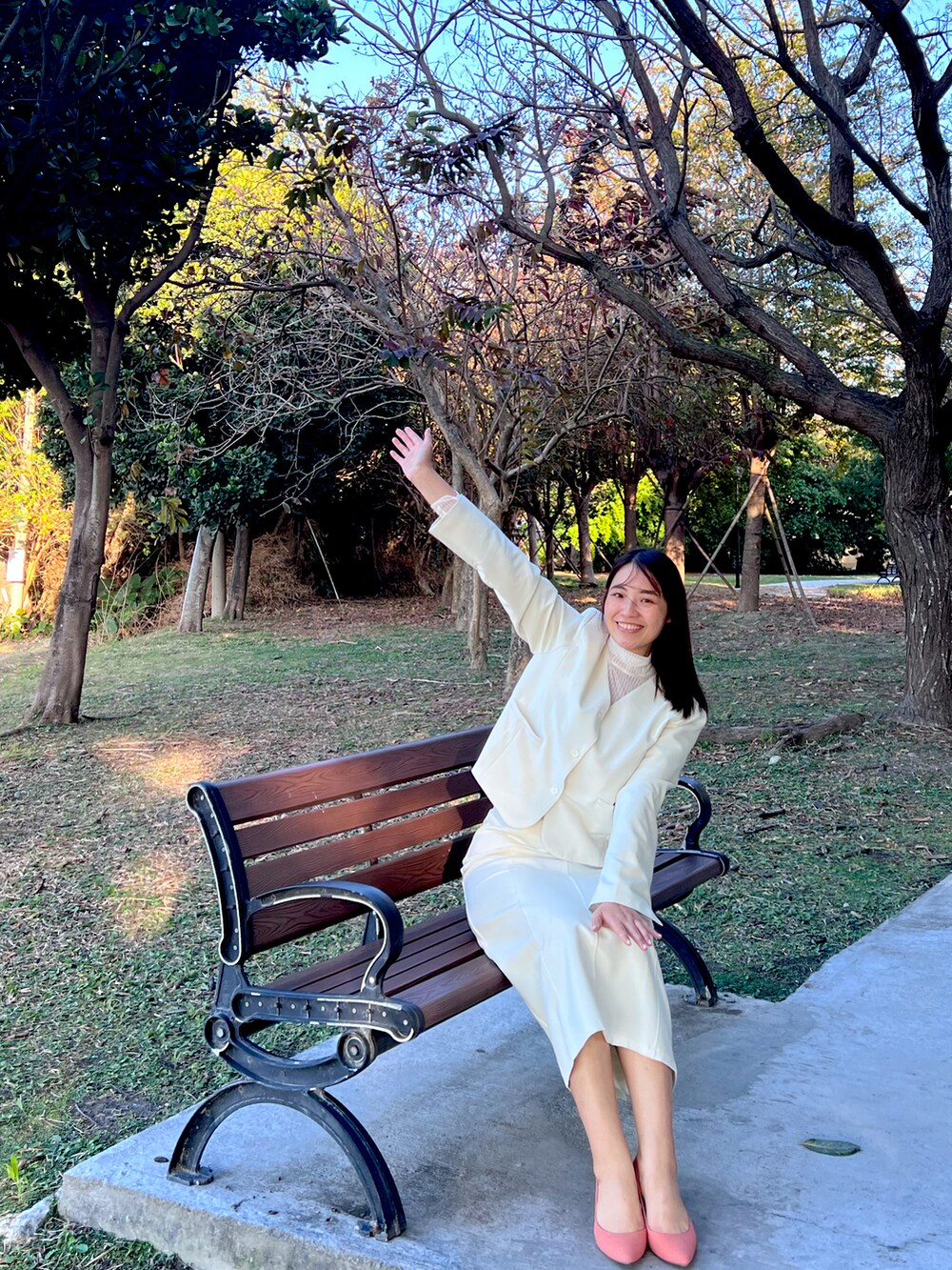 ベージュ系のノーカラージャケット、ベージュ系のスカート、オレンジ系のパンプスを着用したレディースの冬コーディネートの2枚目の写真