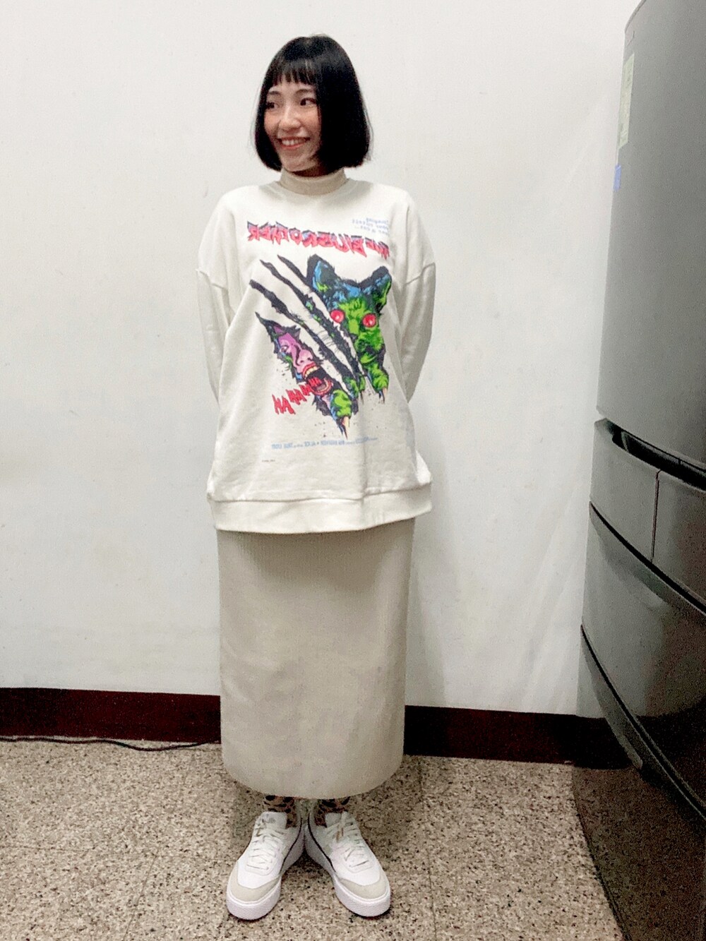 ホワイト系のトップス、ベージュ系のスカート、ホワイト系のスニーカーを着用したレディースの冬コーディネートの2枚目の写真