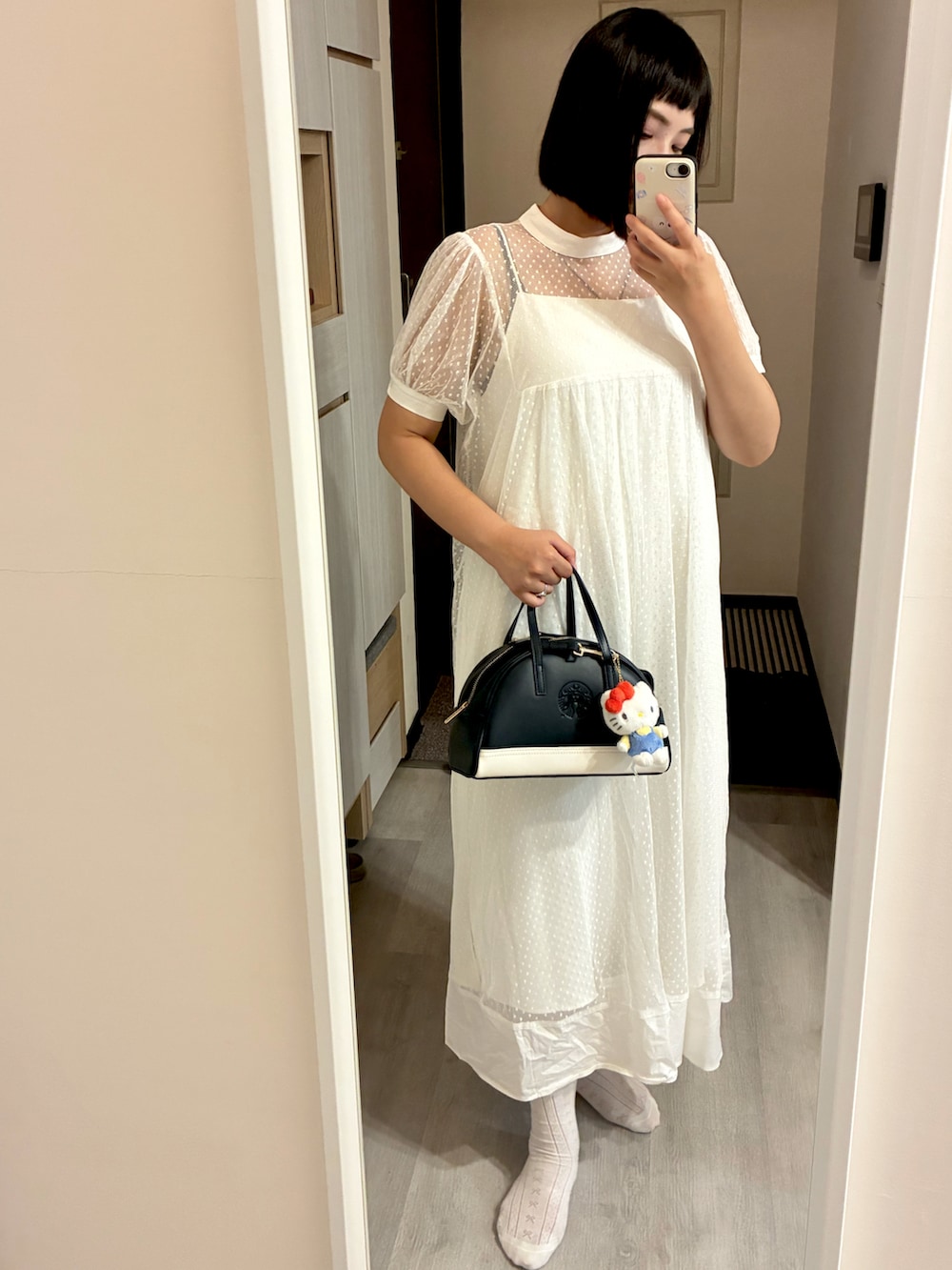 ホワイト系のワンピースを着用したレディースの秋コーディネートの2枚目の写真