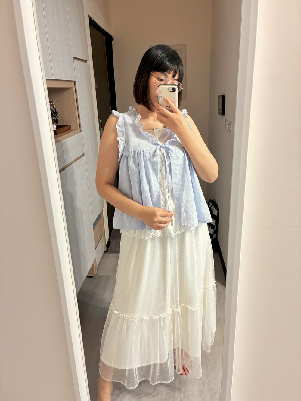 ブルー系のその他トップス、ホワイト系のスカートを着用したレディースの夏コーディネートの2枚目の写真