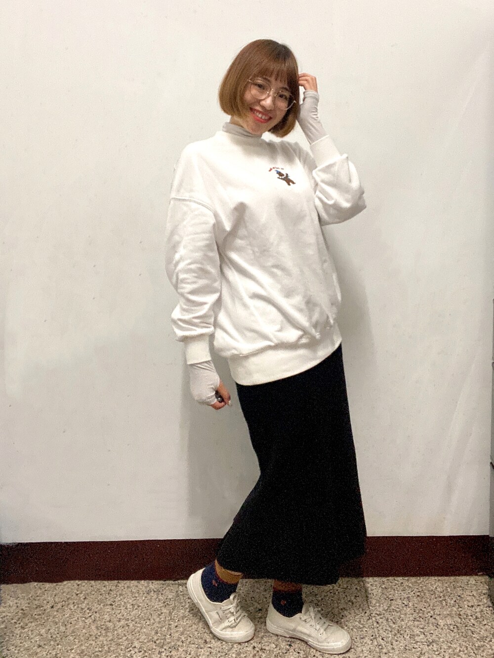 ホワイト系のその他トップス、ブラウン系のその他アウター、ブラック系のスカートを着用したレディースの冬コーディネートの2枚目の写真